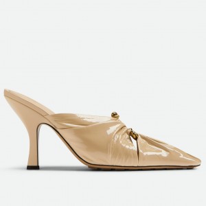 Bottega Veneta Bunnie Mules 90mm In Beige Patent Leather