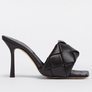 Bottega Veneta Lido Sandals In Black Intrecciato Leather