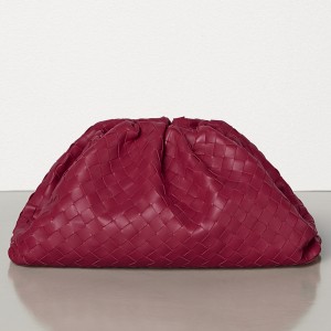 Bottega Veneta The Pouch Clutch In Amaranto Intrecciato Leather